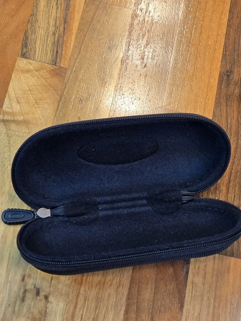 Oakley Small Carbon Fiber Style Hard Sunglasses Case – Purple Logo